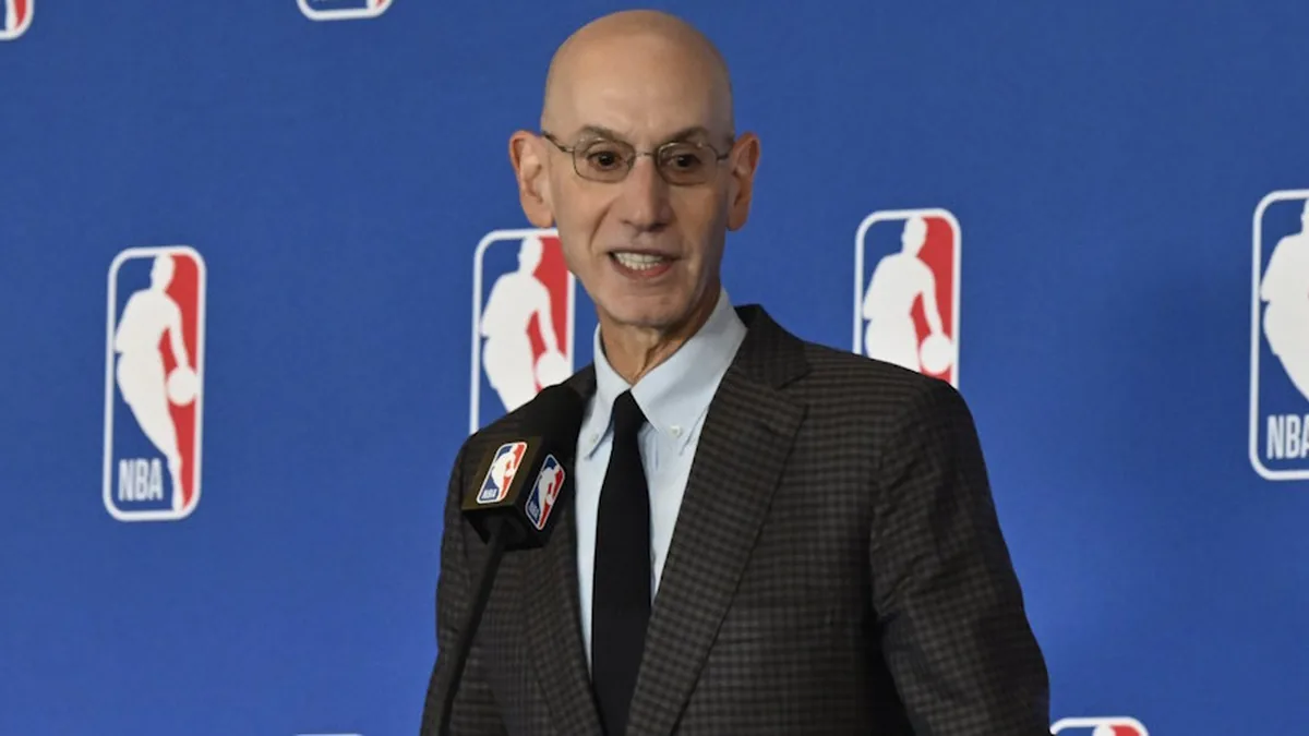 Adam Silver, commissaire de la NBA, en conférence de presse devant un panneau aux logos de la ligue, octobre 2026