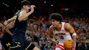 Aday Mara sous le maillot de Michigan face à Koa Peat lors de Michigan-Arizona en NCAA, avril 2026