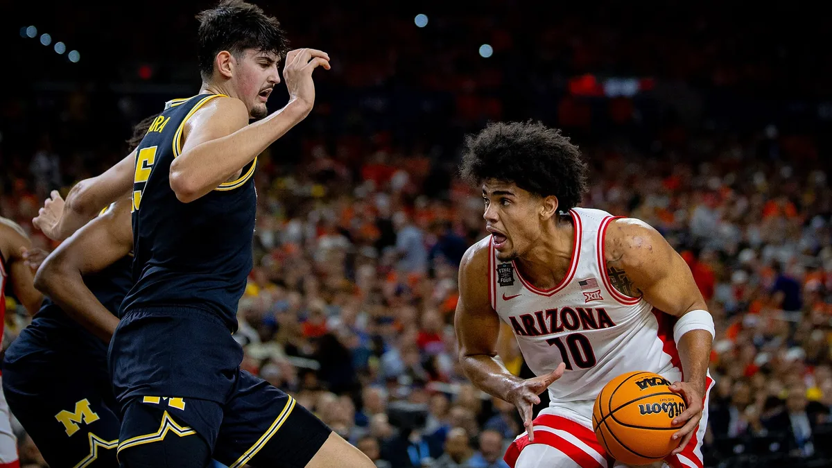 Aday Mara sous le maillot de Michigan face à Koa Peat lors de Michigan-Arizona en NCAA, avril 2026