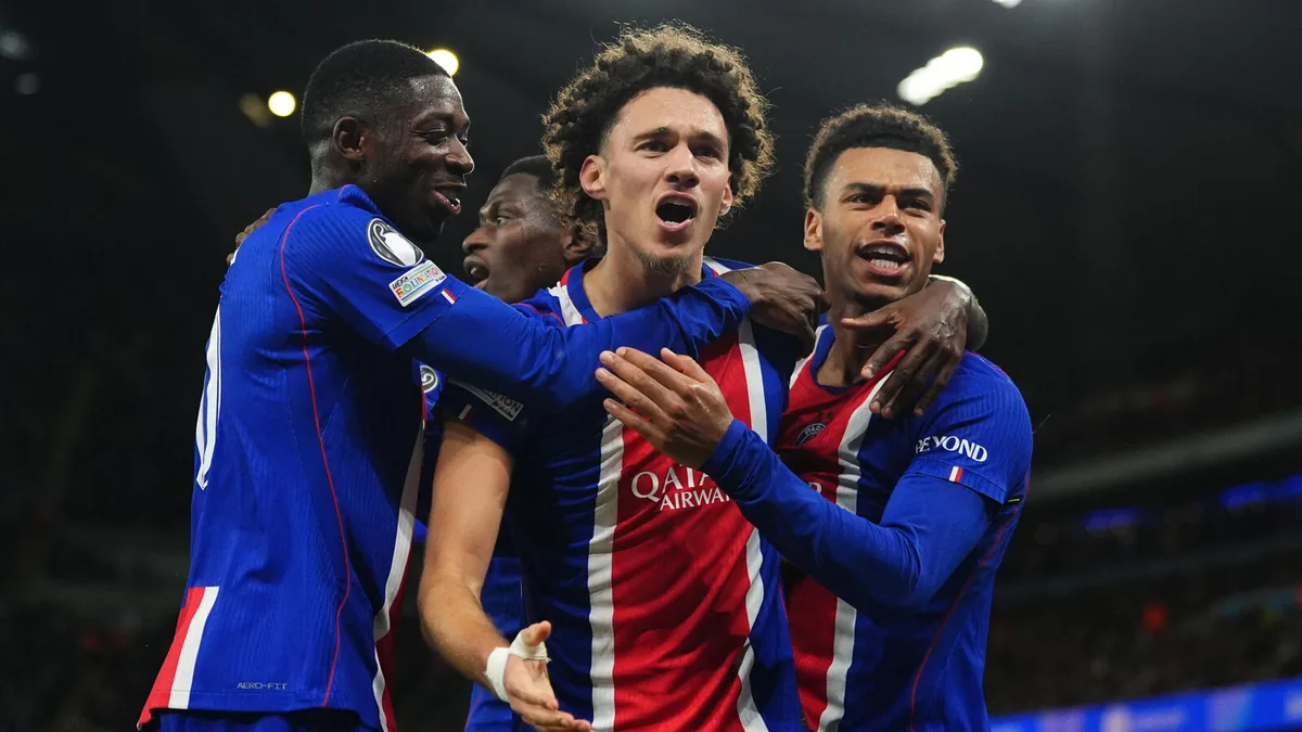 Maghnes Akliouche entouré de Dembélé et Doué sous le maillot du PSG à Manchester City, octobre 2026