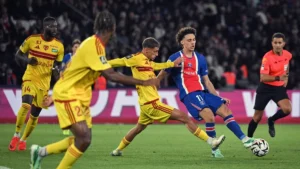 Maghnes Akliouche, numéro 11 du PSG, au duel avec des joueurs du Mans au Parc des Princes, octobre 2026