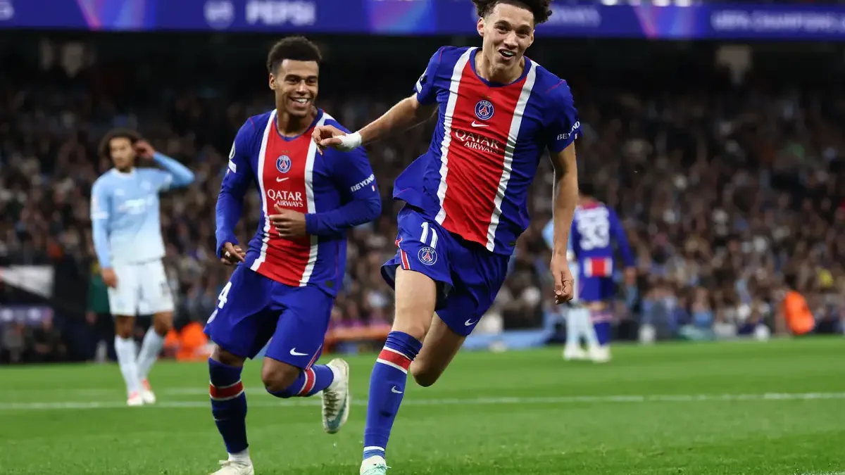 Maghnes Akliouche célèbre un but du PSG face à Manchester City en Ligue des champions, le 14 octobre 2026