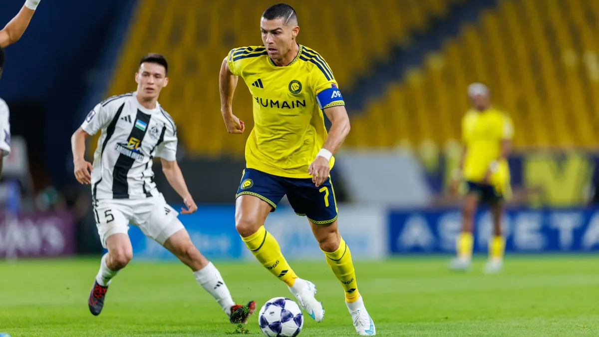 Cristiano Ronaldo balle au pied sous le maillot d'Al-Nassr face à Neftchi Fargona, octobre 2026