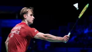 Alex Lanier en maillot de l'équipe de France de badminton, frappe en revers, octobre 2026