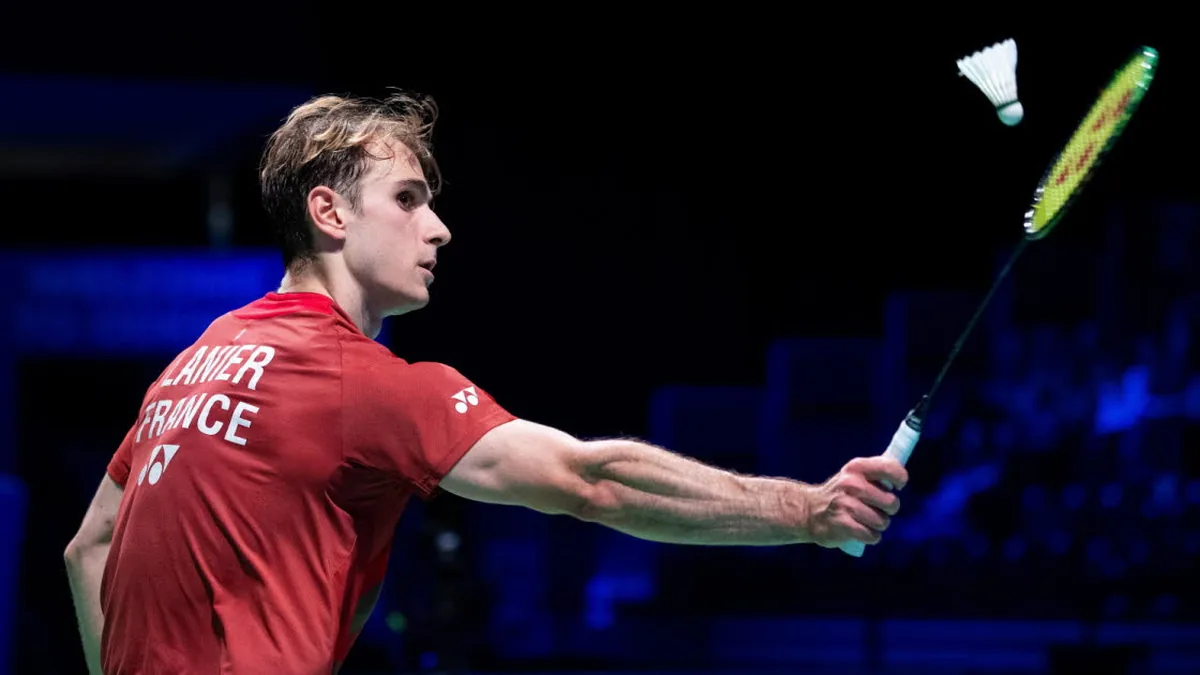 Alex Lanier en maillot de l'équipe de France de badminton, frappe en revers, octobre 2026