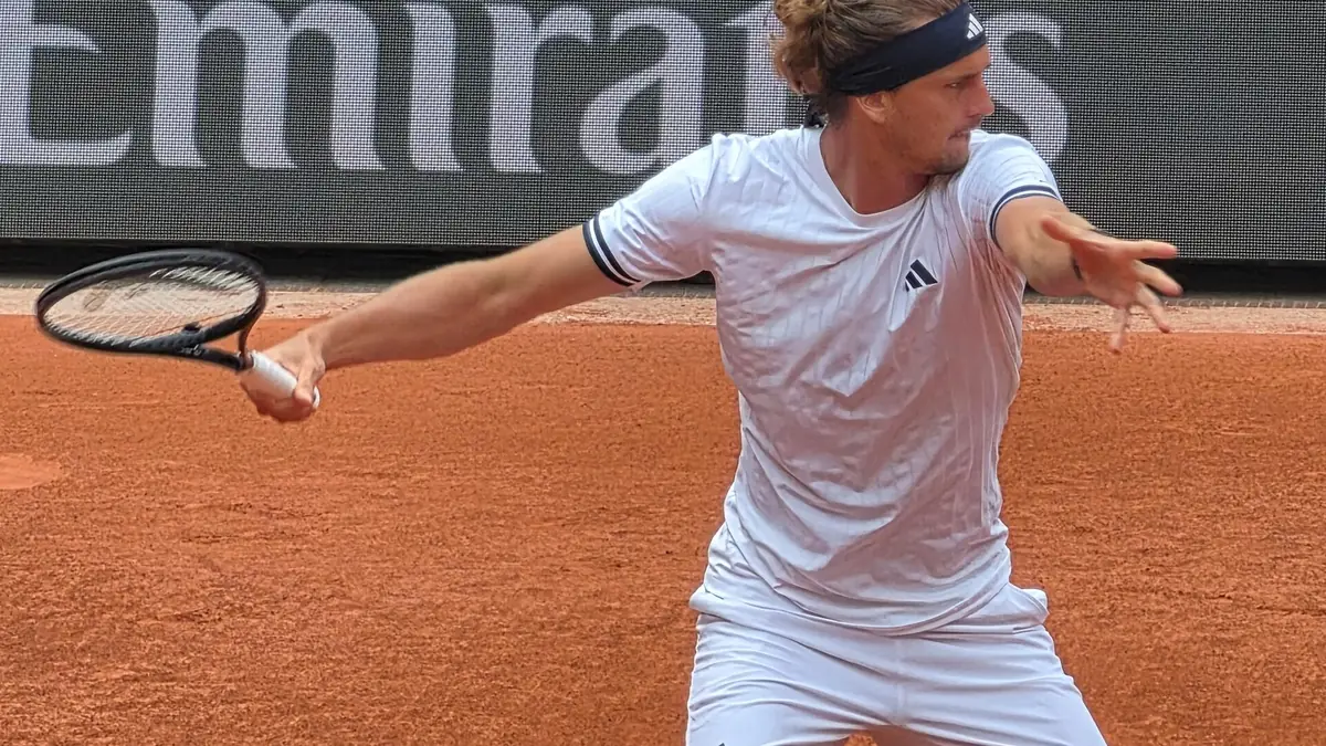Alexander Zverev en coup droit face à Jesper de Jong à Roland-Garros, mai 2026