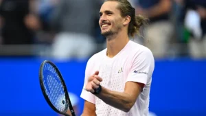 Alexander Zverev souriant, raquette en main, après une victoire à l'US Open 2026