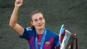 Alexia Putellas avec le trophée de la Ligue des champions sous le maillot du FC Barcelone, mai 2026