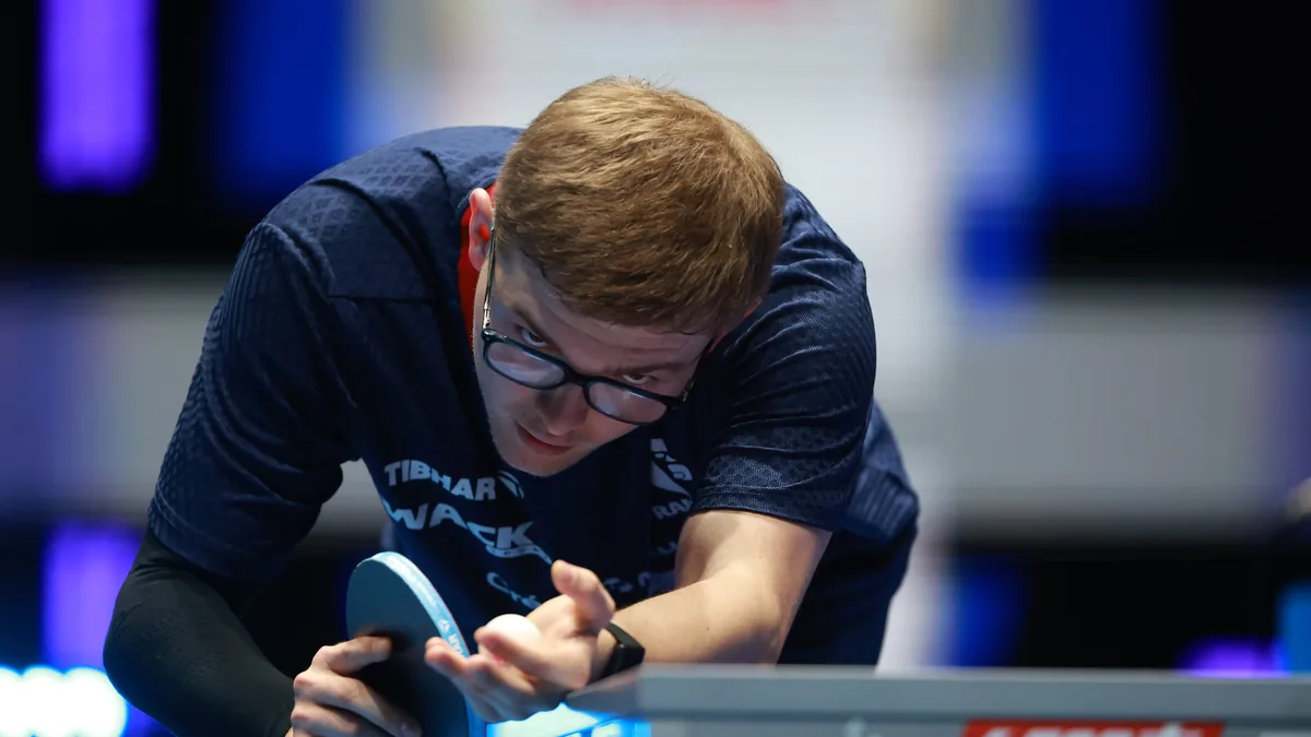 Alexis Lebrun au service lors d'un match de tennis de table en 2026