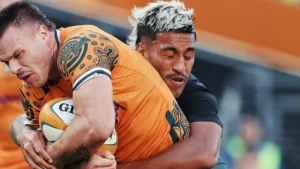 Un Wallaby plaqué par un All Black lors du second test de la Bledisloe Cup à Sydney, octobre 2026