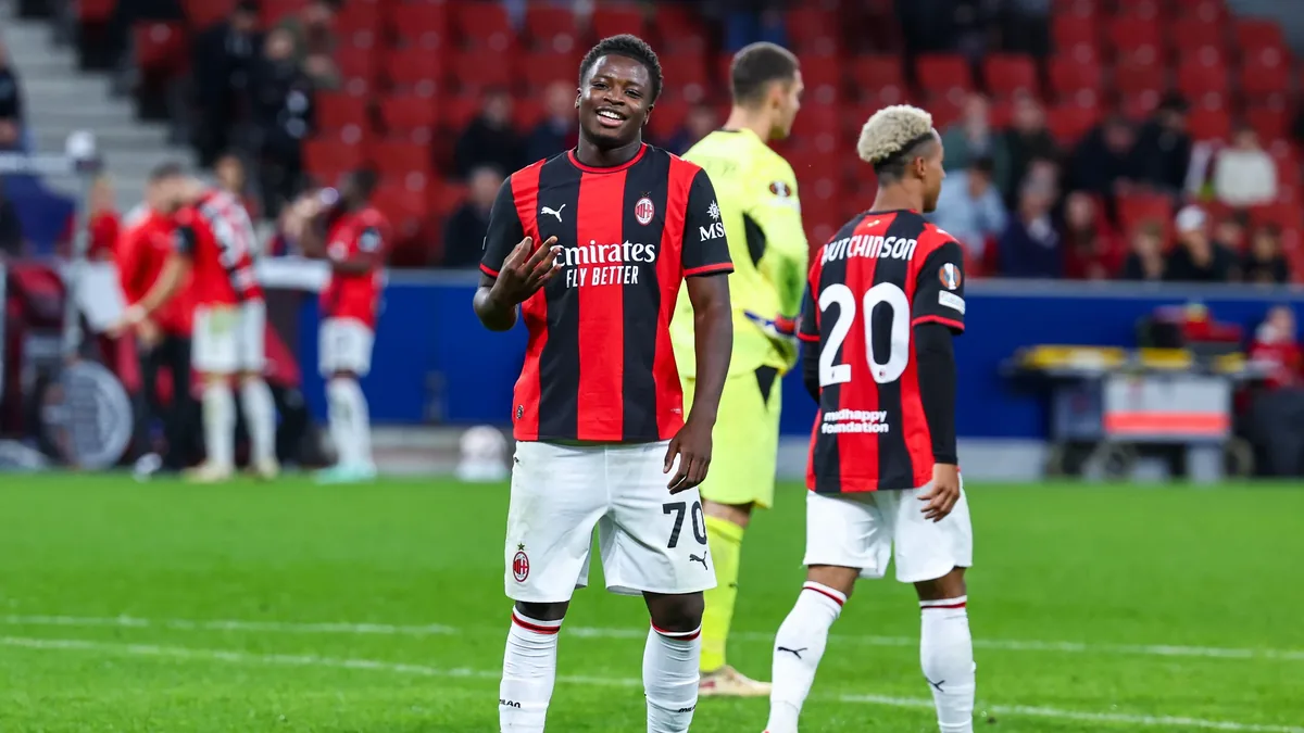 Alphadjo Cissé souriant sous le maillot de l'AC Milan à Salzbourg en Ligue Europa, octobre 2026
