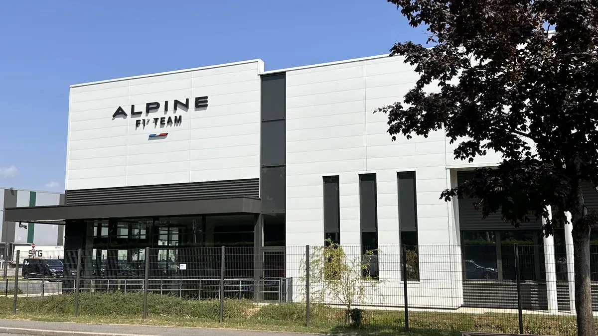 Façade du site Alpine Racing de Viry-Châtillon (Essonne), ancien centre moteurs de Renault en Formule 1