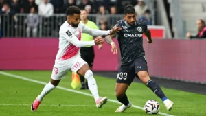 Emerson Palmieri au duel avec Jim Allevinah lors d'Angers-OM, 7e journée de Ligue 1, octobre 2026