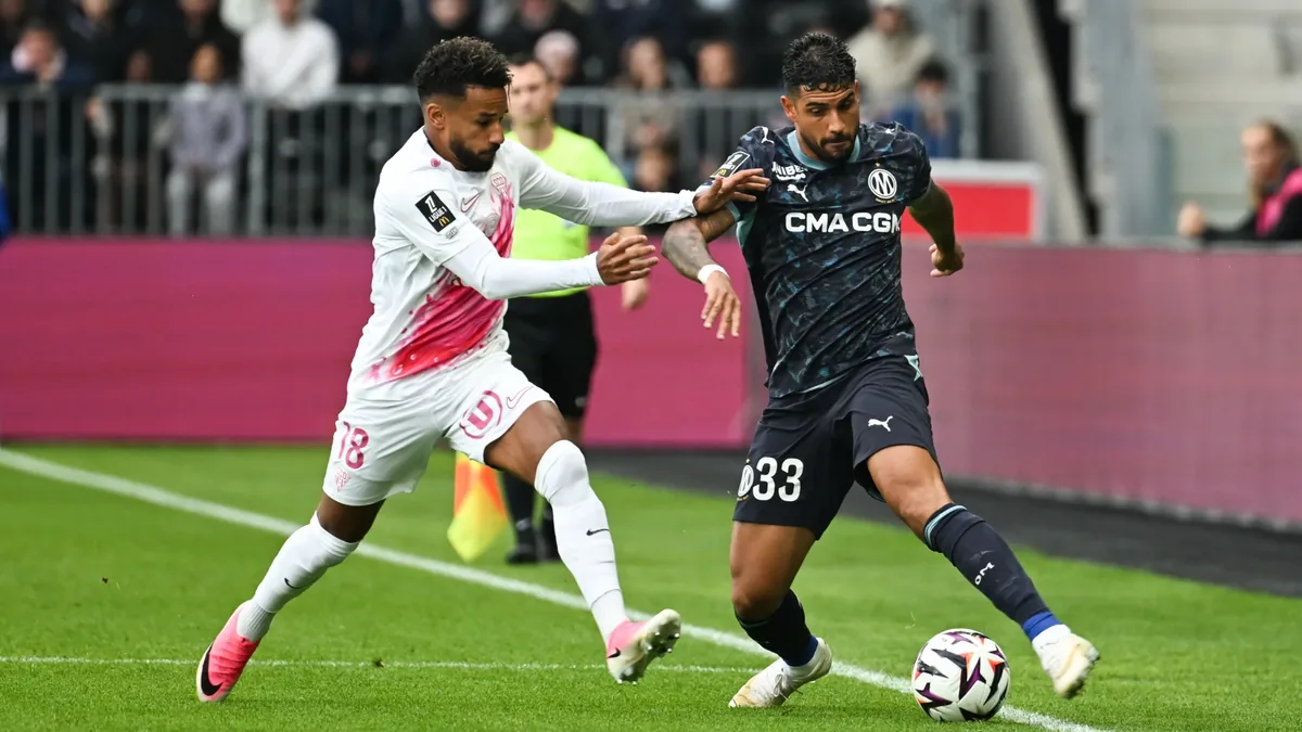Emerson Palmieri au duel avec Jim Allevinah lors d'Angers-OM, 7e journée de Ligue 1, octobre 2026