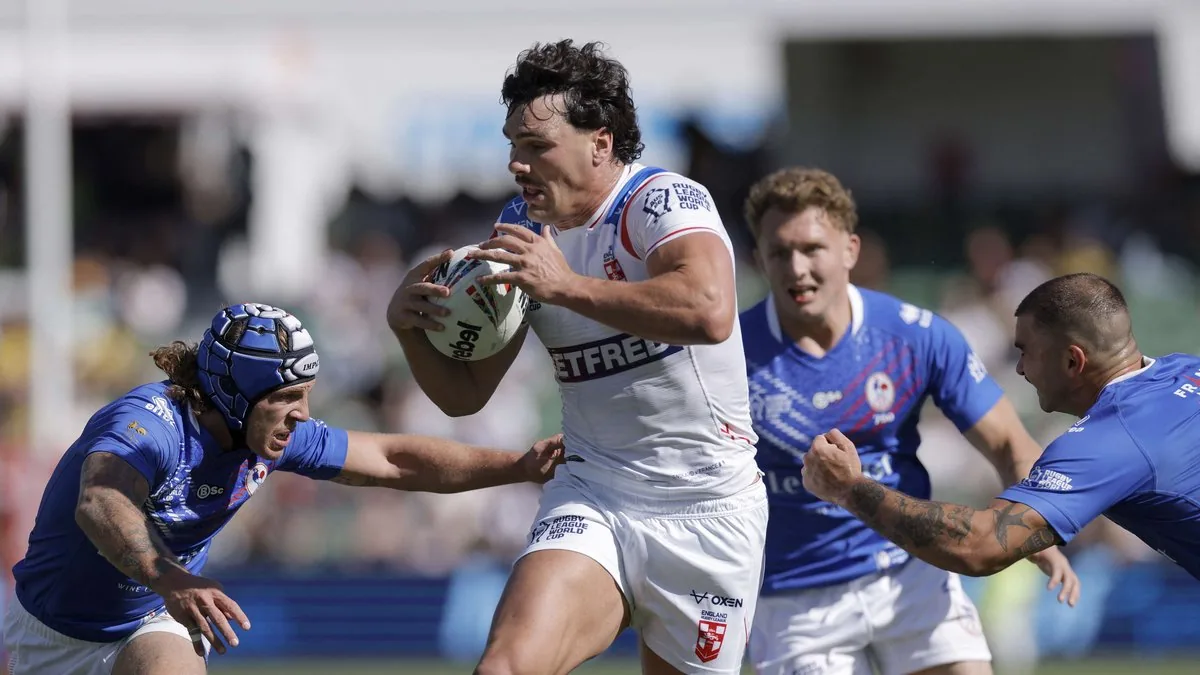 Un joueur anglais ballon en main face à trois défenseurs français, Coupe du monde de rugby à XIII à Perth, octobre 2026
