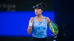 Ann Li serre le poing lors de sa victoire contre Aryna Sabalenka au WTA 1000 de Wuhan, octobre 2026