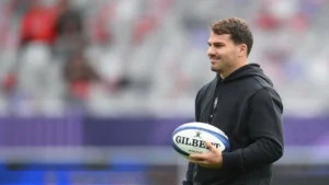 Antoine Dupont, ballon en main, à l'échauffement avec le Stade Toulousain, saison 2026-2027