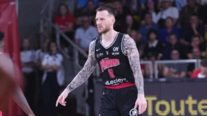 Antoine Eïto sous le maillot noir de Boulazac Basket Dordogne, pendant un match du championnat de France
