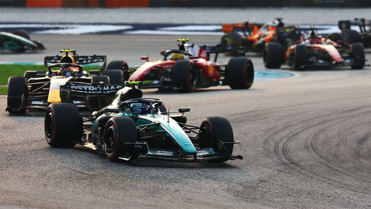Kimi Antonelli au volant de sa Mercedes en course, devant une Red Bull et une Ferrari, saison 2026