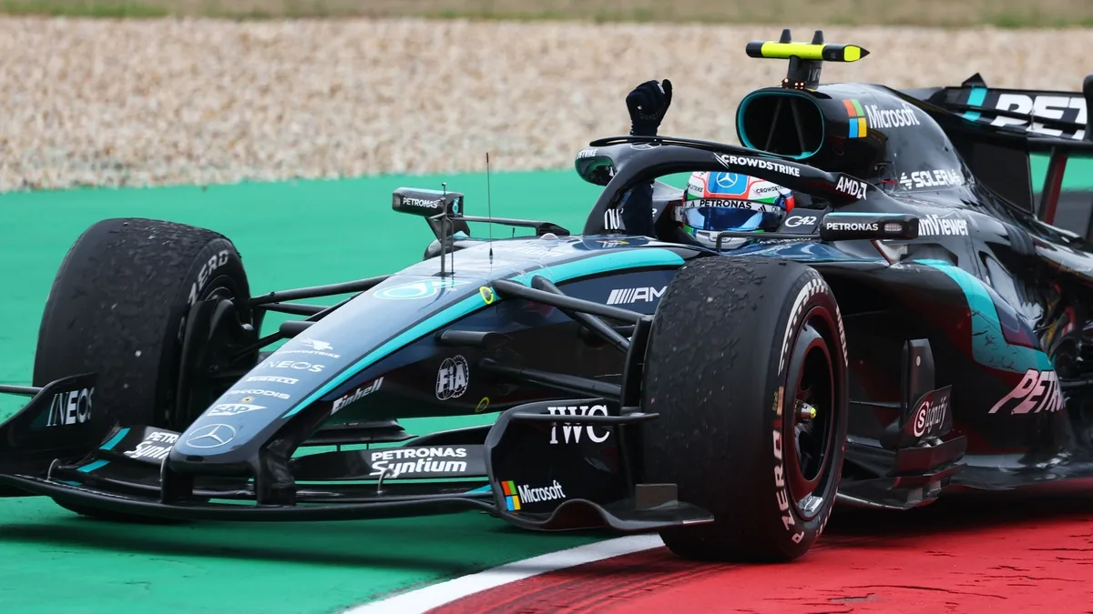 Kimi Antonelli lève le poing dans sa Mercedes après sa victoire au Grand Prix des États-Unis à Austin, octobre 2026