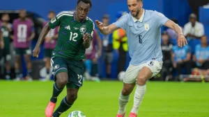 Le Saoudien Saud Abdulhamid face à l'Uruguayen Rodrigo Bentancur lors de la Coupe du monde 2026, juin 2026