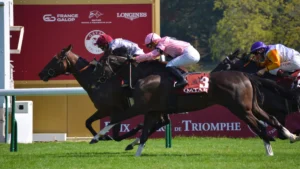 Arrivée d'une course de Groupe à ParisLongchamp devant la banderole du Prix de l'Arc de Triomphe, Prix Foy 2023