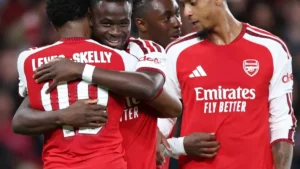 Bukayo Saka félicité par ses coéquipiers d'Arsenal après un but, saison 2026-2027