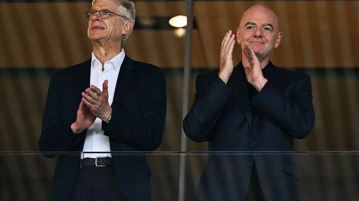 Arsène Wenger et Gianni Infantino applaudissent côte à côte en tribune lors d'un match
