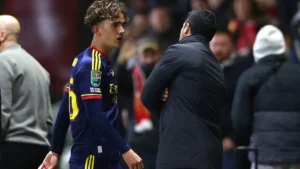 Mikel Arteta parle à Max Dowman après son expulsion à Fleetwood en League Cup, octobre 2026