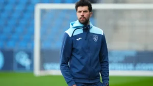 Arthur Desmas en survêtement du Havre AC sur la pelouse avant un match, mai 2025