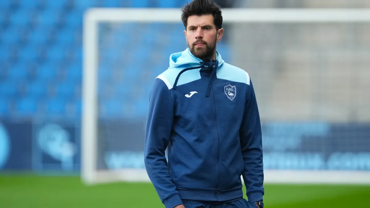 Arthur Desmas en survêtement du Havre AC sur la pelouse avant un match, mai 2025