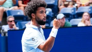 Arthur Fils serre le poing lors d'un match sur dur, saison 2026
