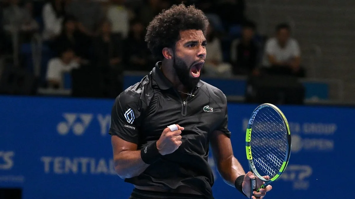 Arthur Fils serre le poing lors du tournoi ATP de Tokyo, à l'automne 2026