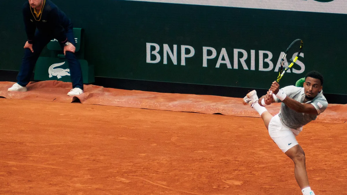 Arthur Fils frappe un revers lors de son premier tour contre Nicolas Jarry à Roland-Garros, mai 2025