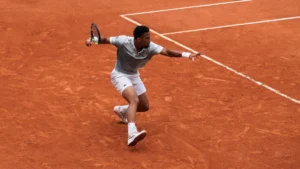 Arthur Fils frappe un coup droit face à Nicolas Jarry au premier tour de Roland-Garros, mai 2025