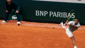Arthur Fils frappe un revers lors du premier tour de Roland-Garros 2025 face à Nicolas Jarry