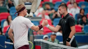 Arthur Gea serre la main d'Alejandro Davidovich Fokina après son abandon en quart de finale à Shanghai, octobre 2026