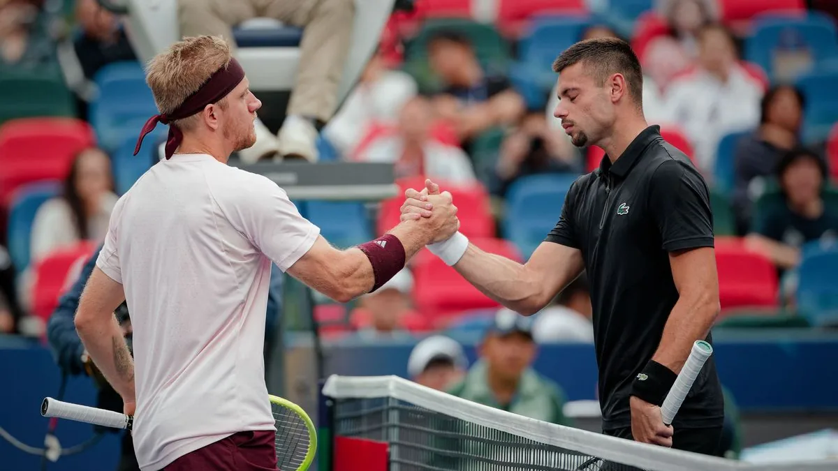 Arthur Gea serre la main d'Alejandro Davidovich Fokina après son abandon en quart de finale à Shanghai, octobre 2026