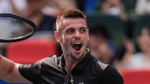 Arthur Gea exulte après un point gagné au Masters 1000 de Shanghai, octobre 2026