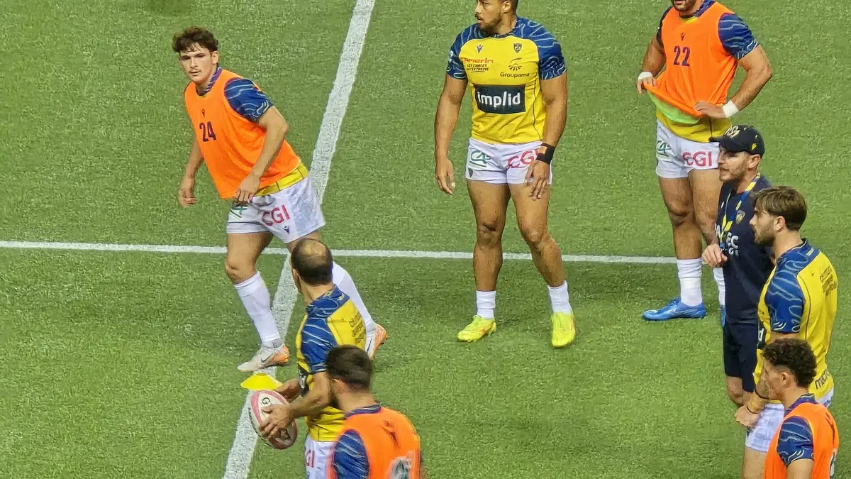 Joueurs de l'ASM Clermont Auvergne à l'échauffement avant Stade français-Clermont, octobre 2024