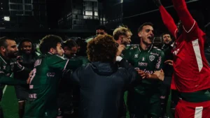 Les joueurs de l'AS Saint-Étienne fêtent leur victoire sur le terrain du Red Star, en Ligue 2, octobre 2026