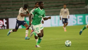 Un joueur de Saint-Étienne balle au pied à Geoffroy-Guichard en Ligue 2, saison 2026-2027
