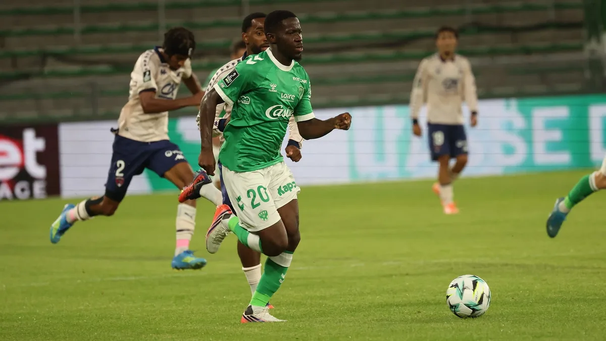 Un joueur de Saint-Étienne balle au pied à Geoffroy-Guichard en Ligue 2, saison 2026-2027