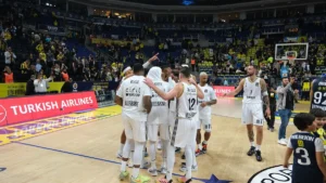Les joueurs de l'ASVEL réunis sur le parquet après Fenerbahçe-ASVEL en Euroligue, mars 2025