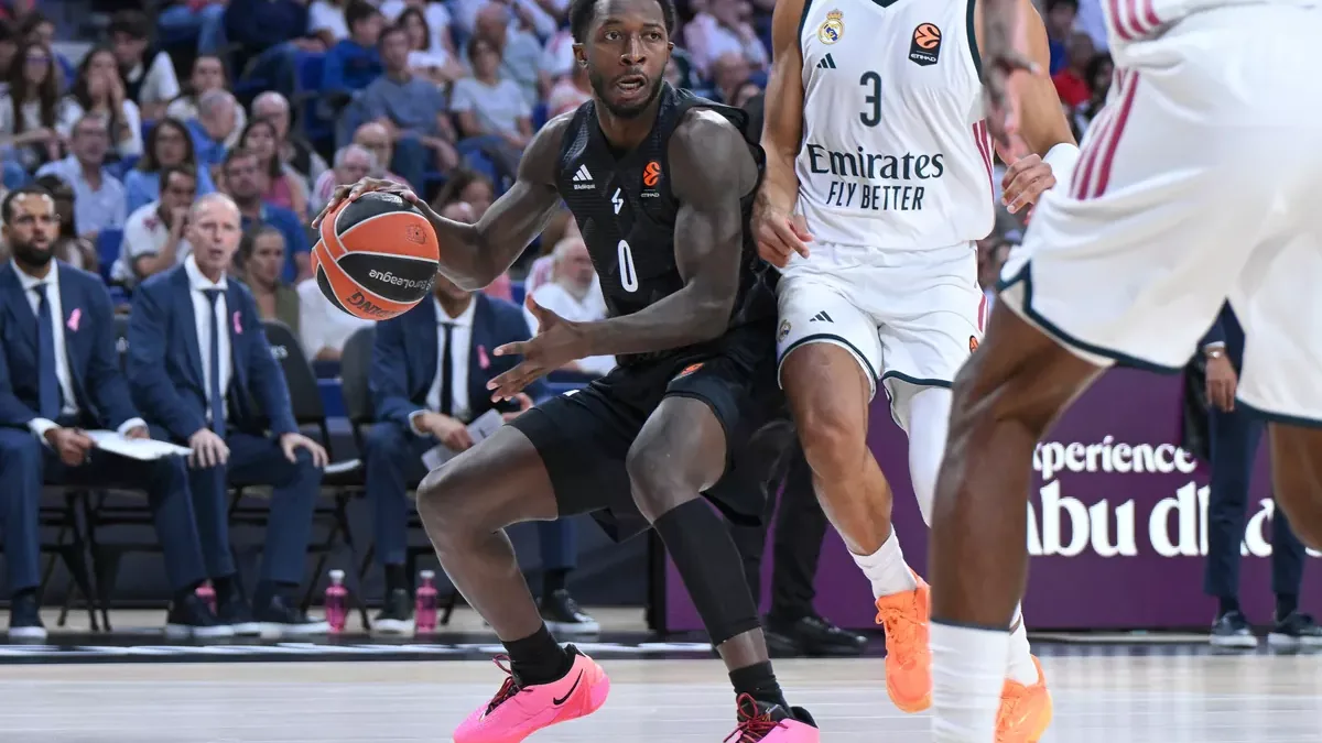 Myles Cale, sous le maillot de l'Asvel, balle en main face au Real Madrid en Euroligue, saison 2026-2027