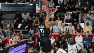 Un joueur de l'ASVEL dunke face à la défense de Roanne à l'Astroballe en Betclic Élite, octobre 2026