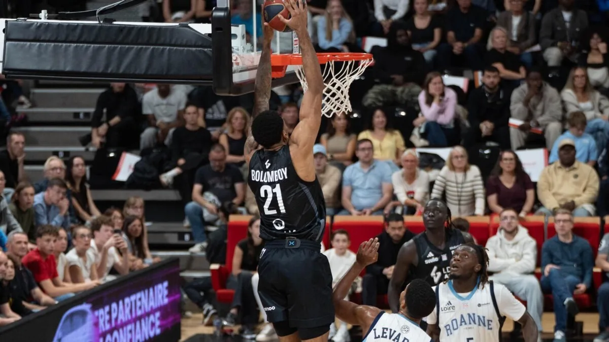 Un joueur de l'ASVEL dunke face à la défense de Roanne à l'Astroballe en Betclic Élite, octobre 2026