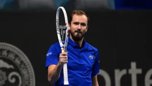 Daniil Medvedev salue le public après sa victoire en quart de finale de l'ATP 250 d'Almaty, octobre 2026