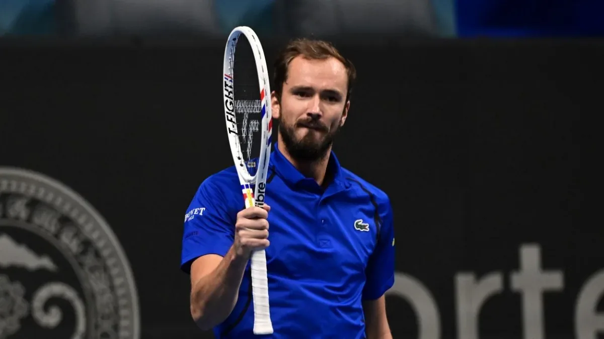 Daniil Medvedev salue le public après sa victoire en quart de finale de l'ATP 250 d'Almaty, octobre 2026
