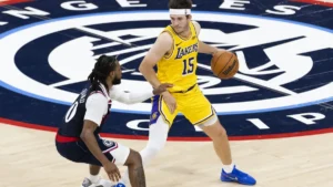 Austin Reaves balle en main sous le maillot des Lakers face aux Clippers à l'Intuit Dome, octobre 2026